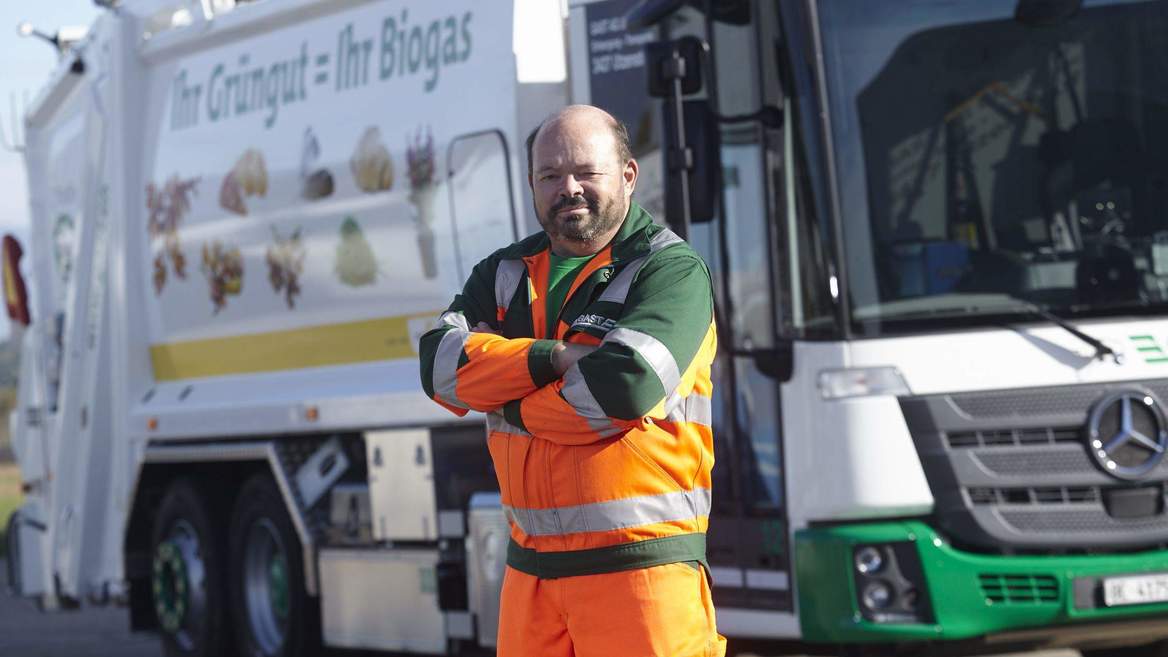 Mitarbeiter Gast AG vor Ghüderwagen