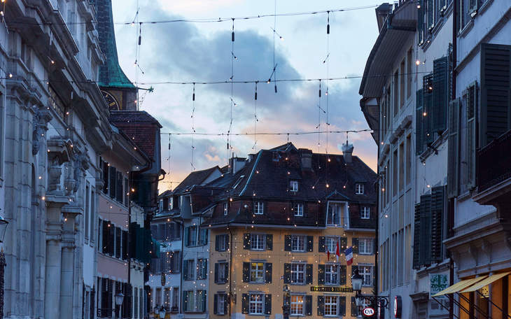 Weihnachtsbeleuchtung Stadt Solothurn in der Abenddämmerung