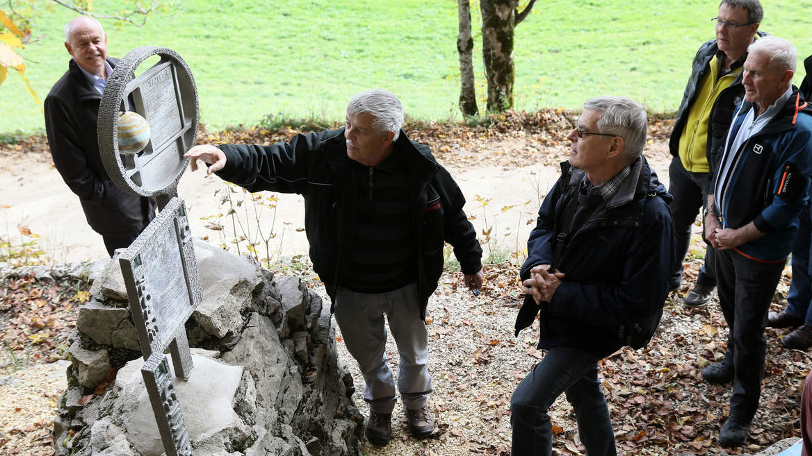 Ein Mann erklärt der Wandergruppe den Planetenweg