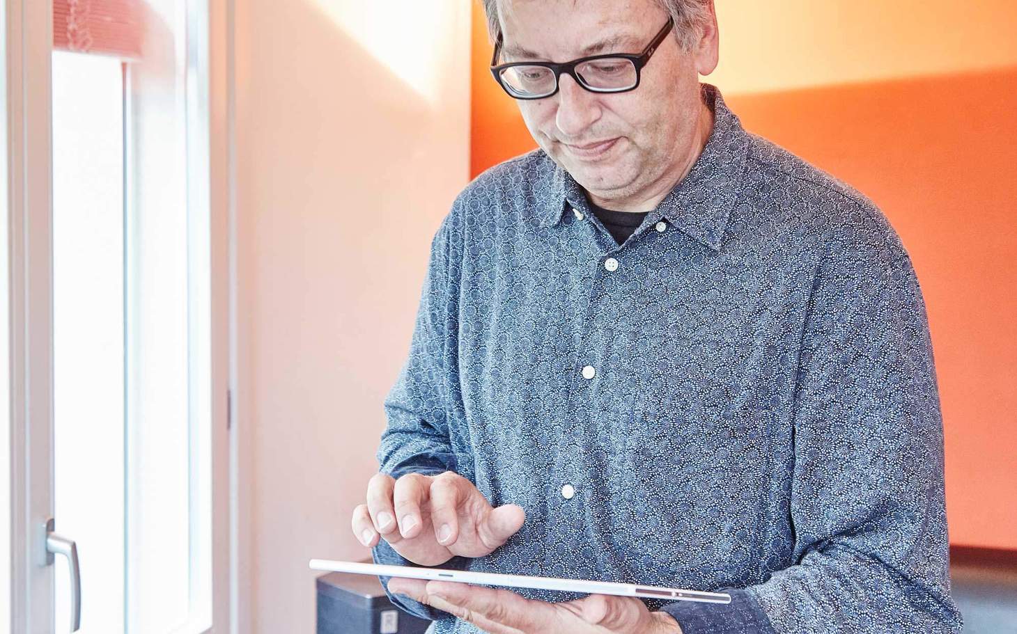 Herr Batzli mit Tablet in der Hand