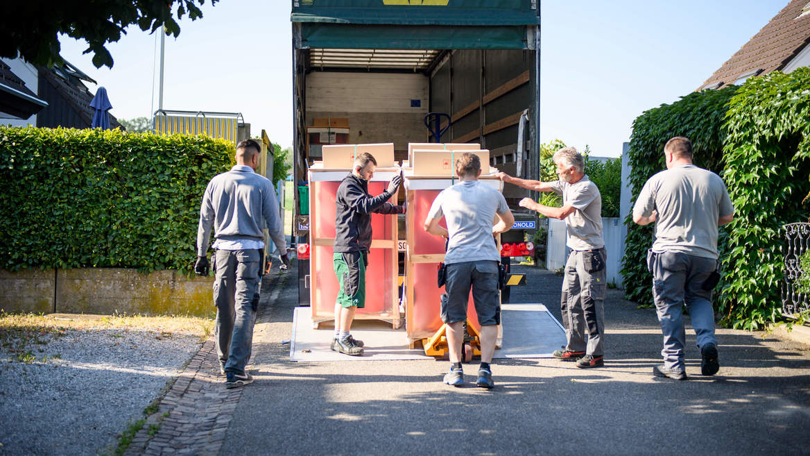 Arbeiter entladen Lieferwagen im Zälgli Bätterkinden