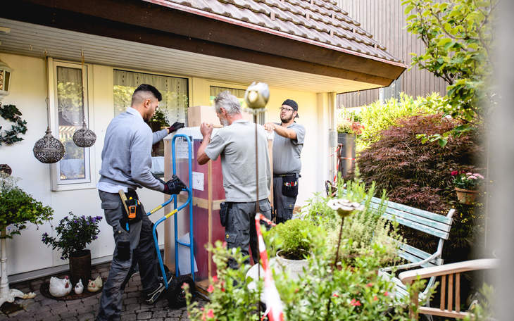 Handwerker laden das neue Heizzsystem ins Zälgli Haus