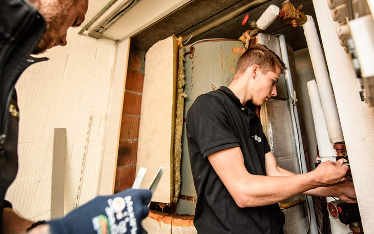 Handwerker installiert die neue Heizung