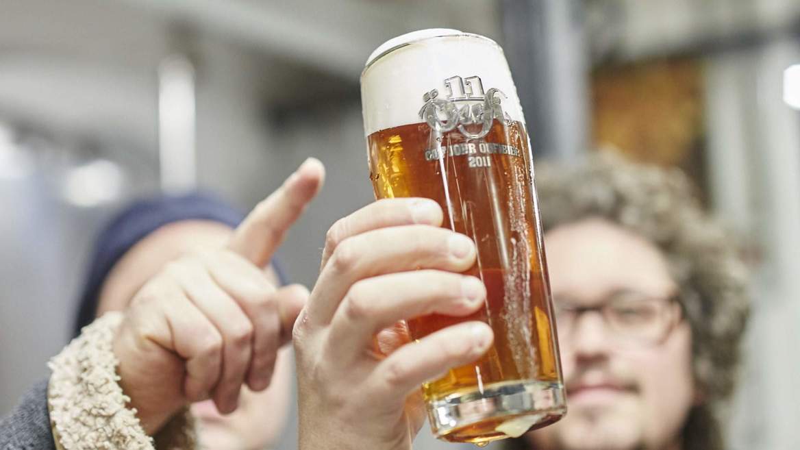 Brauer kontrollieren die Farbe und Qualität des Öufi-Bier