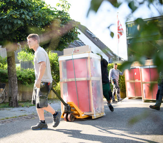 Handwerker entladen ihr Lieferwagen