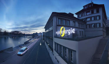 Regio Energie Solothurn Firmengebäude in der Abenddämmerung