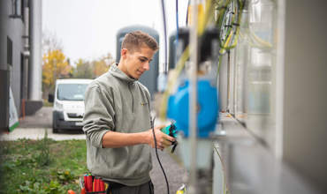 Elektroinstallateur draussen am arbeiten