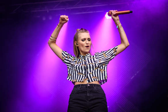 Sängerin am Openair Etziken
