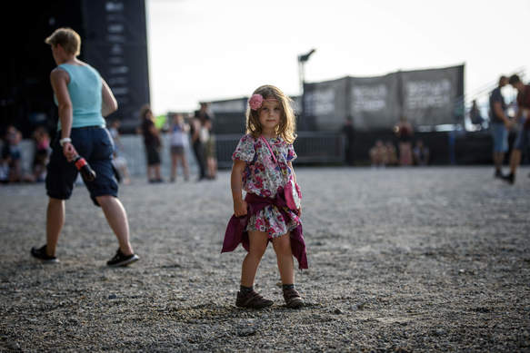 Kleines Mädchen auf dem Openair Etziken Gelände