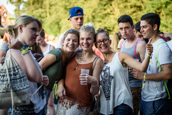 Eine Gruppe hat viel Spass am Openair in Etziken