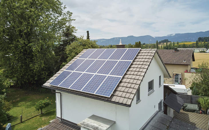 Seitenansicht von einem Haus mit einer Photovoltaik-Anlage