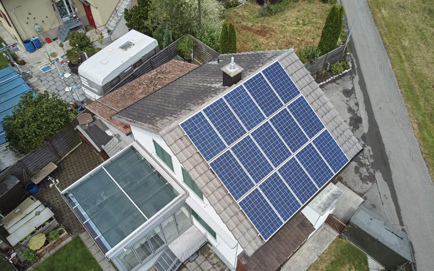 Luftaufnahme von einem Haus mit einer Photovoltaik-Anlage