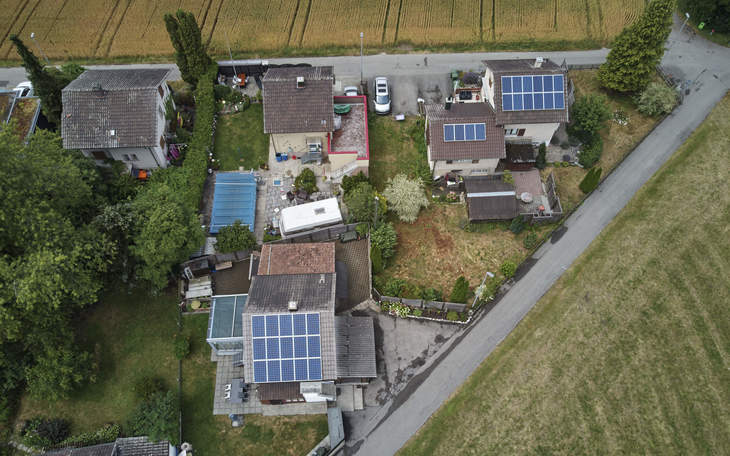 Luftaufnahme von einem Haus mit einer Photovoltaik-Anlage