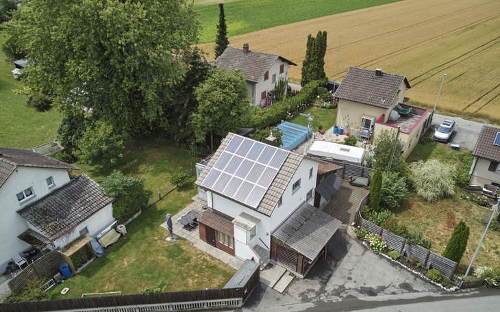 Luftaufnahme von einem Haus mit einer Photovoltaik-Anlage