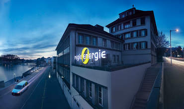Regio Energie Solothurn Firmengebäude in der Abenddämmerung