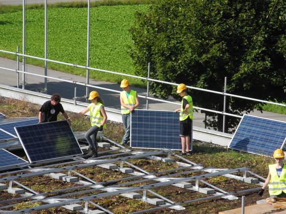 Die Schüler transportieren die Sonnenkollektoren