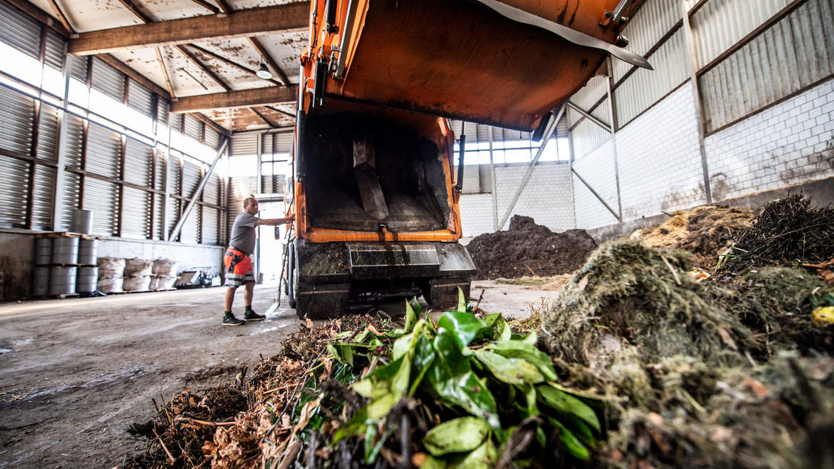 Handwerker entlädt Lastwagen in der Kompogasanlage