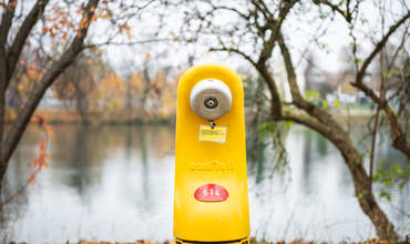 Gelber Hydrant vor der Aare